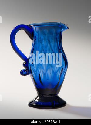 Maker unbekannt, Cream Pitcher, c. 1790–c.. 1830, kobaltblaues Glas. Stockfoto