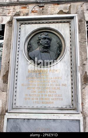 2006 , VENEDIG , ITALIEN : der Dichter , Journalist und Patriot ALESSANDRO POERIO ( 1802 - 1848 ) zum Gedenken an die 1916 Marmortafel des venezianischen risorgimentellen Helden in der Calle Larga Dell'Ascension ( in der Nähe des Markusplatzes ) . Bruder des Patrioten Carlo Poerio. In Florenz war ein enger Freund des Dichters Giacomo Leopardi . - RISORGIMENTO - SERENISSIMA - VENEDIG - ITALIA - FOTO STORICHE - GESCHICHTE - GEOGRAFIA - GEOGRAFIE - ARCHITETTURA - ARCHITEKTUR - Piazza San Marco - VENETO - turismo - Tourismus - Lapide-Gedenkstätte - Bildhauerei - Skulptur - POETA - POESIA - POESIE -- Archivio GBB Stockfoto