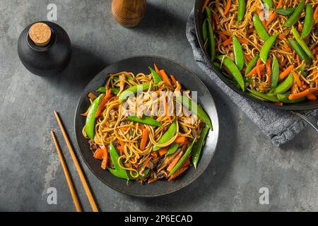 Herzhaftes, hausgemachtes asiatisches Ramen-Nudelbraten mit Gemüse Stockfoto