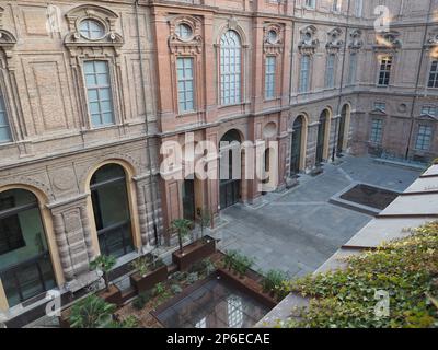 TURIN, ITALIEN - CIRCA DEZEMBER 2022: Museo Egizio Übersetzung Ägyptisches Museum Innenhof Stockfoto