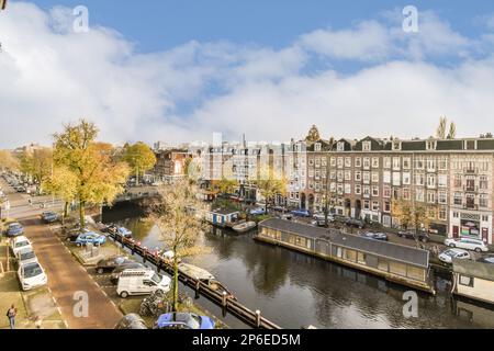 Amsterdam, Niederlande - 10. April 2021: Einige Gebäude und Boote auf dem Kanal in amsterdam, niederlande, dies ist eines meiner Lieblingsbeschäftigungen, wenn ich bin Stockfoto