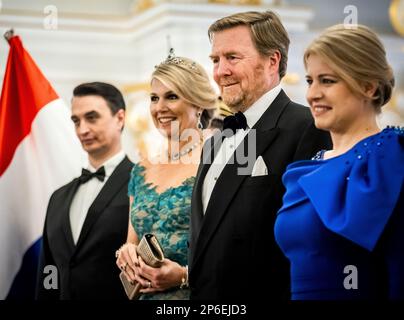 BRATISLAVA - König Willem-Alexander und Königin Maxima zusammen mit Präsidentin Zuzana Caputova (R) und ihrem Ehemann Juraj Rizman (L) während des Staatsbanketts am ersten Tag des dreitägigen Staatsbesuchs in der Slowakei. ANP REMKO DE WAAL niederlande raus - belgien raus Stockfoto