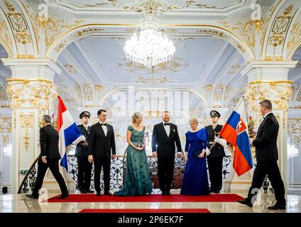 BRATISLAVA - König Willem-Alexander und Königin Maxima zusammen mit Präsidentin Zuzana Caputova (R) und ihrem Ehemann Juraj Rizman (L) während des Staatsbanketts am ersten Tag des dreitägigen Staatsbesuchs in der Slowakei. ANP REMKO DE WAAL niederlande raus - belgien raus Stockfoto