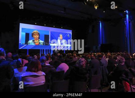 Brüssel, Belgien. 04. März 2023. Judy A. Sgro, kanadische Abgeordnete, verurteilt die IRGC entschieden als terroristische Organisation und bewundert den zehn-Punkte-Plan von Madame Rajavi, den sie nicht nur für den Iran, sondern auch für die Welt als Modell ansieht. Renommierte Führerinnen aus Europa und den USA nahmen an der Konferenz Teil. Der Schwerpunkt lag auf der führenden Rolle der Frauen in der iranischen Volksrevolution und ihrem Kampf gegen das frauenfeindliche Regime im Iran. Hauptrednerin war Maryam Rajavi, gewählte Präsidentin des Nationalen Widerstandsrates Irans. Kredit: SOPA Images Limited/Alamy Live News Stockfoto