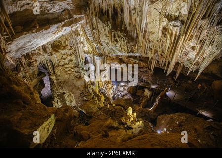 Im Inneren der touristischen Prometheus Cave in Tskaltubo, Imereti Region, Georgia. Stockfoto