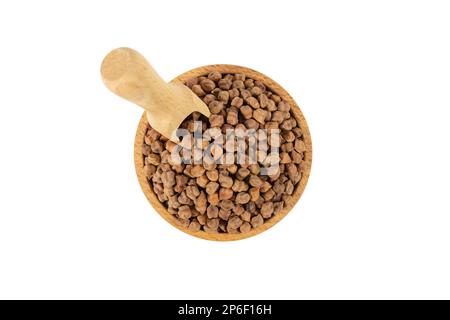 Braune Kichererbsen in Holzschüssel und Schaufel isoliert auf weißem Hintergrund. Ernährung. Lebensmittelzutat. Stockfoto