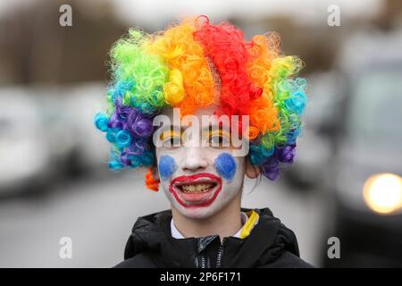 London, Großbritannien. 07. März 2023. Ein orthodoxer jüdischer Junge, der als Clown verkleidet ist, während Juden das Purim Festival auf den Straßen von Stamford Hill im Norden Londons feiern. Das Festival Purim wird von jüdischen Gemeinden auf der ganzen Welt gefeiert und erinnert an die Rettung jüdischer Menschen vor Haman. Kredit: SOPA Images Limited/Alamy Live News Stockfoto