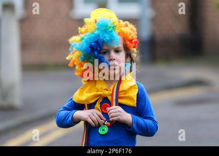 London, Großbritannien. 07. März 2023. Ein orthodoxer jüdischer Junge, der als Clown verkleidet ist, während Juden das Purim Festival auf den Straßen von Stamford Hill im Norden Londons feiern. Das Festival Purim wird von jüdischen Gemeinden auf der ganzen Welt gefeiert und erinnert an die Rettung jüdischer Menschen vor Haman. Kredit: SOPA Images Limited/Alamy Live News Stockfoto