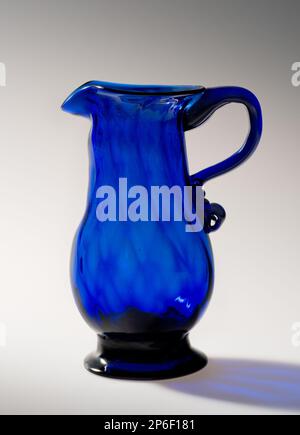 Maker unbekannt, Cream Pitcher, c. 1810–c.. 1830, kobaltblaues Glas. Stockfoto