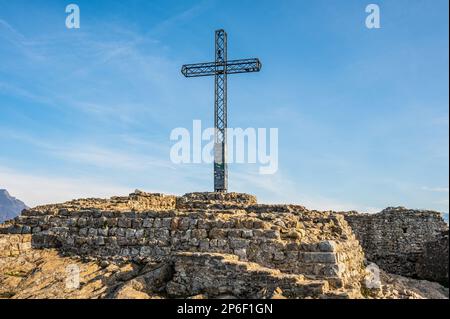 Das Metallkreuz auf der Rocca di Manerba sul Garda Stockfoto