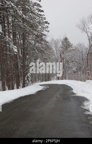 Winterstraße auf dem Land in Vermont Stockfoto