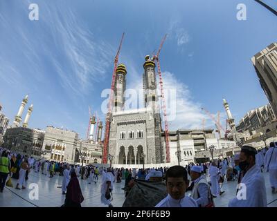 Masjid Al Haram, auch bekannt als die große Moschee von Mekka, ist eine Moschee, die die Kaaba in Mekka in der Mekka-Provinz Saudi-Arabien umgibt. Stockfoto