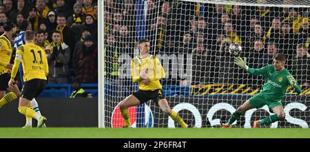 London, Großbritannien. 07. März 2023. Fußball: Champions League, Chelsea FC - Borussia Dortmund, K.O.-Runde, 16. Runde, zweite Etappe auf der Stamford Bridge, Chelsea's Raheem Sterling (2. von links) trifft 1:0. Kredit: David Inderlied/dpa/Alamy Live News Stockfoto