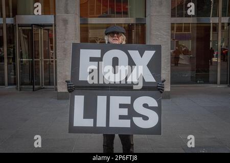 USA. 07. März 2023. Am 7. März versammelten sich 2023 Mitglieder der Aktivistengruppen „Truth Tuesdays“ und „Rise and Resist“ bei der wöchentlichen Veranstaltung „FOX LIES DEMOCRACY STERBES“ vor dem NewsCorp Building in Manhattan, diesmal mit einem Plakatwagen, der Fox Lügen enthüllt. Aktivisten wehren sich gegen Rupert Murdochs rechte Propagandamaschine. Wie Fox News Lügen immer wieder durch die Einreichungen in der Verleumdungsklage des Dominion Voting Systems bloßgestellt werden. (Foto: Erik McGregor/Sipa USA) Guthaben: SIPA USA/Alamy Live News Stockfoto