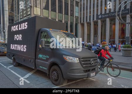 USA. 07. März 2023. Am 7. März versammelten sich 2023 Mitglieder der Aktivistengruppen „Truth Tuesdays“ und „Rise and Resist“ bei der wöchentlichen Veranstaltung „FOX LIES DEMOCRACY STERBES“ vor dem NewsCorp Building in Manhattan, diesmal mit einem Plakatwagen, der Fox Lügen enthüllt. Aktivisten wehren sich gegen Rupert Murdochs rechte Propagandamaschine. Wie Fox News Lügen immer wieder durch die Einreichungen in der Verleumdungsklage des Dominion Voting Systems bloßgestellt werden. (Foto: Erik McGregor/Sipa USA) Guthaben: SIPA USA/Alamy Live News Stockfoto