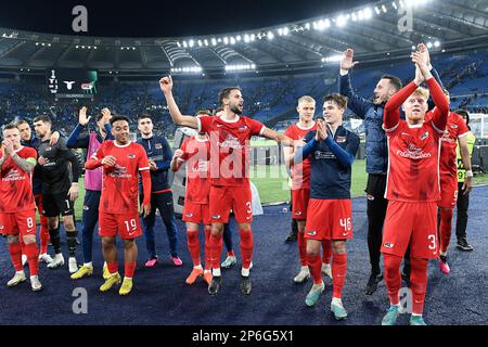 Stadio Olimpico, Rom, Italien. 7. März 2023. Europa Conference League Fußball; Lazio gegen AZ Alkmaar; Spieler von AZ Alkmaat feiern ihren Sieg am Ende des Spiels Credit: Action Plus Sports/Alamy Live News Stockfoto