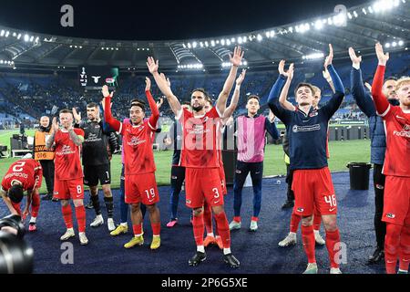 Stadio Olimpico, Rom, Italien. 7. März 2023. Europa Conference League Fußball; Lazio gegen AZ Alkmaar; Spieler von AZ Alkmaat feiern ihren Sieg am Ende des Spiels Credit: Action Plus Sports/Alamy Live News Stockfoto