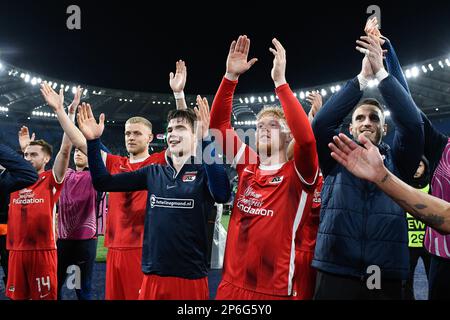 Stadio Olimpico, Rom, Italien. 7. März 2023. Europa Conference League Fußball; Lazio gegen AZ Alkmaar; Spieler von AZ Alkmaat feiern ihren Sieg am Ende des Spiels Credit: Action Plus Sports/Alamy Live News Stockfoto