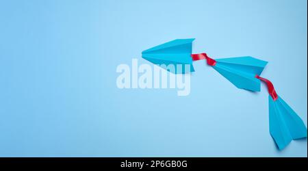 Eine Gruppe blauer Flugzeuge folgt einander, ein Konzept von Masseneinfluss und Manipulation, Draufsicht, Kopierraum Stockfoto