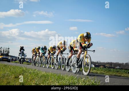 Jumbo-Visma Riders in Aktion während der dritten Etappe des Achttägigen Radrennens Paris-Nizza 81., einem 32,2 km langen Team-Time-Test mit Start und Ende in Dampierre-en-Burly, Frankreich, Dienstag, 07. März 2023. BELGA FOTO DAVID PINTENS Stockfoto