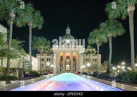 Abendfoto des historischen Volusia County Courthouse und des Brunnenpools in DeLand, Florida. Stockfoto