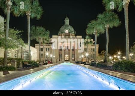 Abendfoto des historischen Volusia County Courthouse und des Brunnenpools in DeLand, Florida. Stockfoto