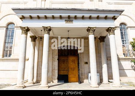 Kutaisi, Georgia, 04.06.21. Eingang zur Kutaisi-Synagoge, altes Steingebäude aus dem Jahr 1886 mit weißen Säulen und hölzernen Türen auf dem Boris-Gaponov-Stree Stockfoto