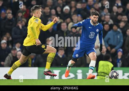 London, Großbritannien. 07. März 2023. Fußball: Champions League, Chelsea FC - Borussia Dortmund, Knockout-Runde, Runde 16, zweite Etappe auf der Stamford Bridge, Dortmunds Nico Schlotterbeck (l) und Chelsea's Christian Pulisic kämpfen um den Ball. Kredit: David Inderlied/dpa/Alamy Live News Stockfoto