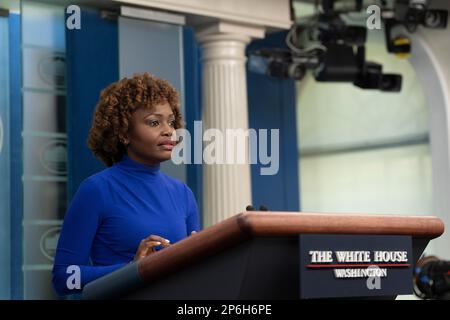 Washington, Vereinigte Staaten. 07. März 2023. Pressesprecherin Karine Jean-Pierre hält am 7. März 2023 im Weißen Haus in Washington eine Pressekonferenz ab. Chris Kleponis - Pool über CNP/dpa/Alamy Live News Stockfoto