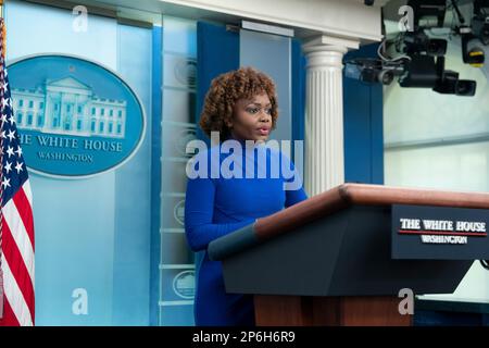 Washington, Vereinigte Staaten. 07. März 2023. Pressesprecherin Karine Jean-Pierre hält am 7. März 2023 im Weißen Haus in Washington eine Pressekonferenz ab. Chris Kleponis - Pool über CNP/dpa/Alamy Live News Stockfoto