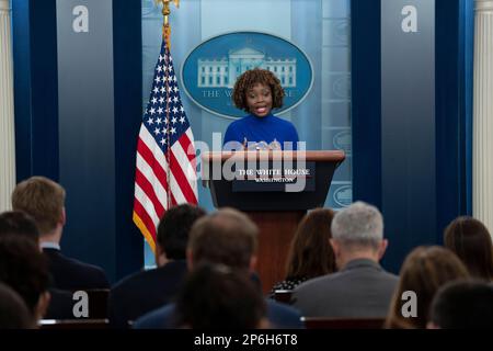 Washington, Vereinigte Staaten. 07. März 2023. Pressesprecherin Karine Jean-Pierre hält am 7. März 2023 im Weißen Haus in Washington eine Pressekonferenz ab. Chris Kleponis - Pool über CNP/dpa/Alamy Live News Stockfoto