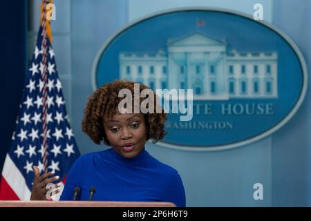 Washington, Vereinigte Staaten. 07. März 2023. Pressesprecherin Karine Jean-Pierre hält am 7. März 2023 im Weißen Haus in Washington eine Pressekonferenz ab. Chris Kleponis - Pool über CNP/dpa/Alamy Live News Stockfoto