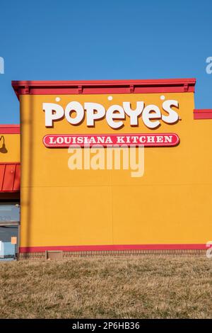 Lansing, Kansas. Außerhalb von Popeye's Louisana Kitchen, serviert Hühnchen, rote Bohnen und Reis, Cajun-Pommes und andere südliche Gerichte. Stockfoto