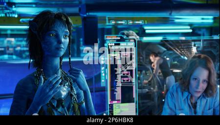 VERÖFFENTLICHUNGSDATUM: 16. Dezember 2022. TITEL: Avatar: Der Weg des Wassers. STUDIO: 20. Century Studios. DIREKTOR: James Cameron. Jake Sully lebt mit seiner neu gefundenen Familie, gegründet auf der extrasolaren Mondpandora. Sobald eine vertraute Bedrohung zurückkehrt, um das zu beenden, was zuvor begonnen wurde, muss Jake mit Neytiri und der Armee des Navi-Rennens zusammenarbeiten, um ihr Zuhause zu schützen. Mit Kiri/SIGOURNEY WEAVER als Dr. Grace Augustine. (Kreditbild: © 20. Century Studios/Entertainment Pictures/ZUMAPRESS.com) NUR REDAKTIONELLE VERWENDUNG! Nicht für den kommerziellen GEBRAUCH! Stockfoto