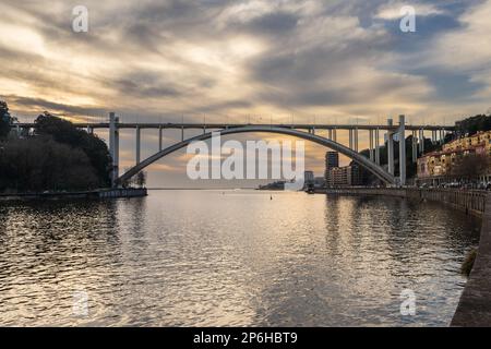 Ponte da Arrabida, Brücke über den Douro, in Porto Portugal. 10. Februar 2023. Stockfoto