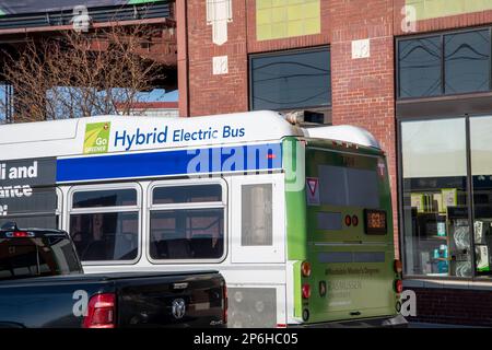 St. Paul, Minnesota. Ein Hybrid-E-U-Bahn-Bus, der sich durch den Verkehr in der Stadt schlängelt. Stockfoto