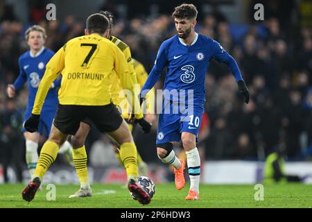 London, Großbritannien. 07. März 2023. Fußball: Champions League, Chelsea FC - Borussia Dortmund, Knockout-Runde, Runde 16, zweite Etappe auf der Stamford Bridge, Dortmunds Giovanni Reyna und Chelsea's Christian Pulisic (r) in Aktion. Kredit: David Inderlied/dpa/Alamy Live News Stockfoto