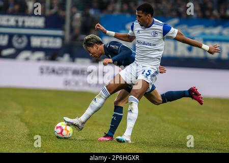 Bochum, Deutschland. 07. März 2023. #11 Takuma Asano/VfL Bochum, #25 Moritz JENZ/Schalke 04VfL Bochum vs FC Schaklke 04, 1.BL, 04.03.2023 Vonovia Ruhrstadion Bochum, DFB-VORSCHRIFTEN VERBIETEN DIE VERWENDUNG VON FOTOS ALS BILDSEQUENZEN UND/ODER QUASI-VIDEO. Honorarpflichtiges Foto, gebührenpflichtiges Bild, Copyright © ATP STIEFEL Udo (STIEFEL Udo/ATP/SPP) Kredit: SPP Sport Press Photo. Alamy Live News Stockfoto