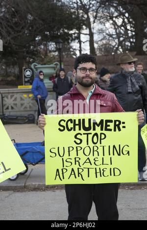 Juden und andere versammeln sich und marschieren in Brooklyn in der Nähe von Senator Chuck Schumers Haus und fordern von den USA, die Militärfinanzierung für Israel zu kürzen, angesichts von Anschlägen und der Tötung palästinensischer Zivilisten sowie der Zerstörung von Häusern und palästinensischem Eigentum im Westjordanland und anderswo. Stockfoto