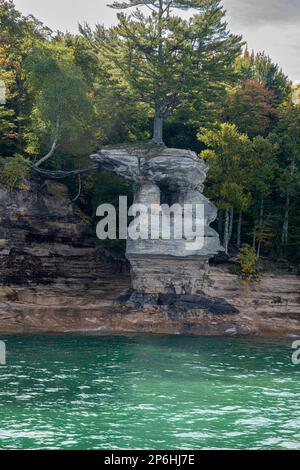 Munising, Michigan. Chapel Rock im Pictured Rocks National Lakeshore am Lake Superior auf der oberen Halbinsel von Michigan. Die Farben in den Klippen Stockfoto