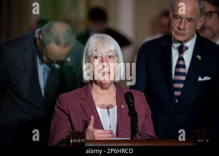 Washington, Vereinigte Staaten Von Amerika. 07. März 2023. US-Senator Patty Murray (Demokrat von Washington) hält während der Pressekonferenz zum politischen Mittagessen des Senats der Demokraten am Dienstag, den 7. März 2023, im US-Kapitol in Washington, DC, eine Rede. Kredit: Rod Lamkey/CNP/Sipa USA Kredit: SIPA USA/Alamy Live News Stockfoto