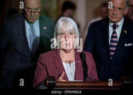 US-Senator Patty Murray (Demokrat von Washington) hält während der Pressekonferenz zum politischen Mittagessen des Senats der Demokraten am Dienstag, den 7. März 2023, im US-Kapitol in Washington, DC, eine Rede. Kredit: Rod Lamkey/CNP/MediaPunch Stockfoto