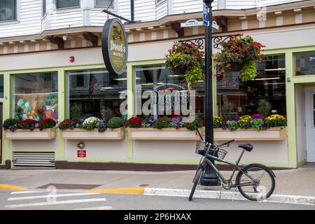 Mackinac Island, Michigan. Auf der Insel sind nur Pferde und Fahrräder erlaubt. Douds Markt. Das älteste Lebensmittelgeschäft in Amerika. Stockfoto