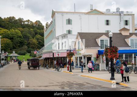 Mackinac Island, Michigan. Auf der Insel sind nur Pferde und Fahrräder erlaubt. Straßenszene der Hauptstraße in der Innenstadt. Stockfoto