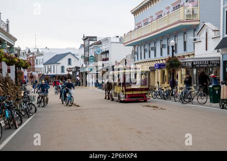 Mackinac Island, Michigan. Auf der Insel sind nur Pferde und Fahrräder erlaubt. Straßenszene der Hauptstraße in der Innenstadt. Stockfoto