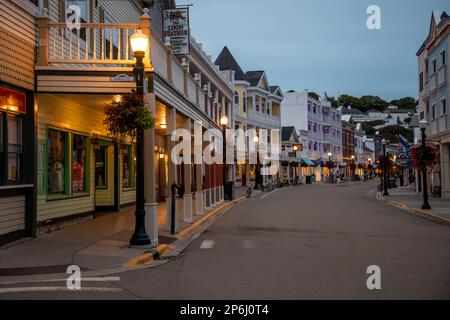 Mackinac Island, Michigan. Auf der Insel sind nur Pferde und Fahrräder erlaubt. Straßenszene der Hauptstraße in Downtown bei Nacht. Stockfoto