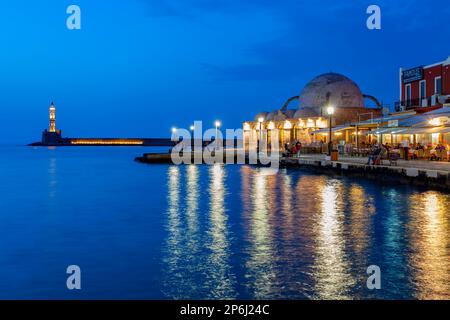 Blick auf den alten venezianischen Hafen von Haniaa und die Janissars-Moschee. Kreta, Griechenland. Stockfoto