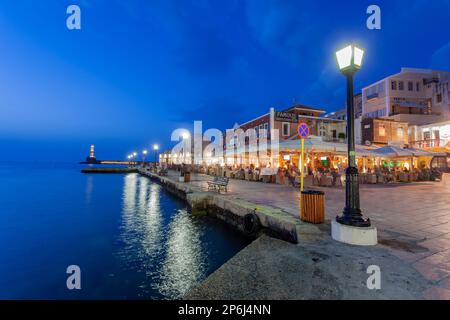 Blick auf den alten venezianischen Hafen von Haniaa und die Janissars-Moschee. Kreta, Griechenland. Stockfoto