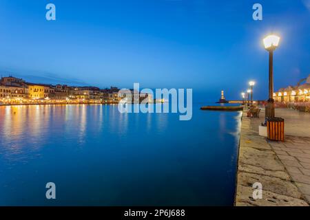 Blick auf den alten venezianischen Hafen von Haniaa und die Janissars-Moschee. Kreta, Griechenland. Stockfoto