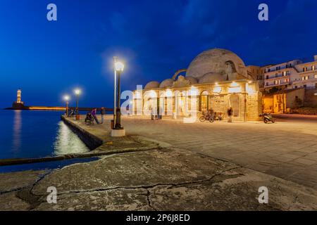 Blick auf den alten venezianischen Hafen von Haniaa und die Janissars-Moschee. Kreta, Griechenland. Stockfoto